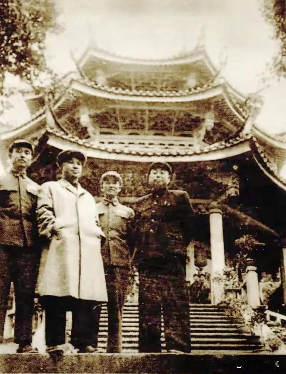 1952年，​时任舟嵊要塞司令员周志坚（左一）与31军副军长兼参谋长姚运良（左三