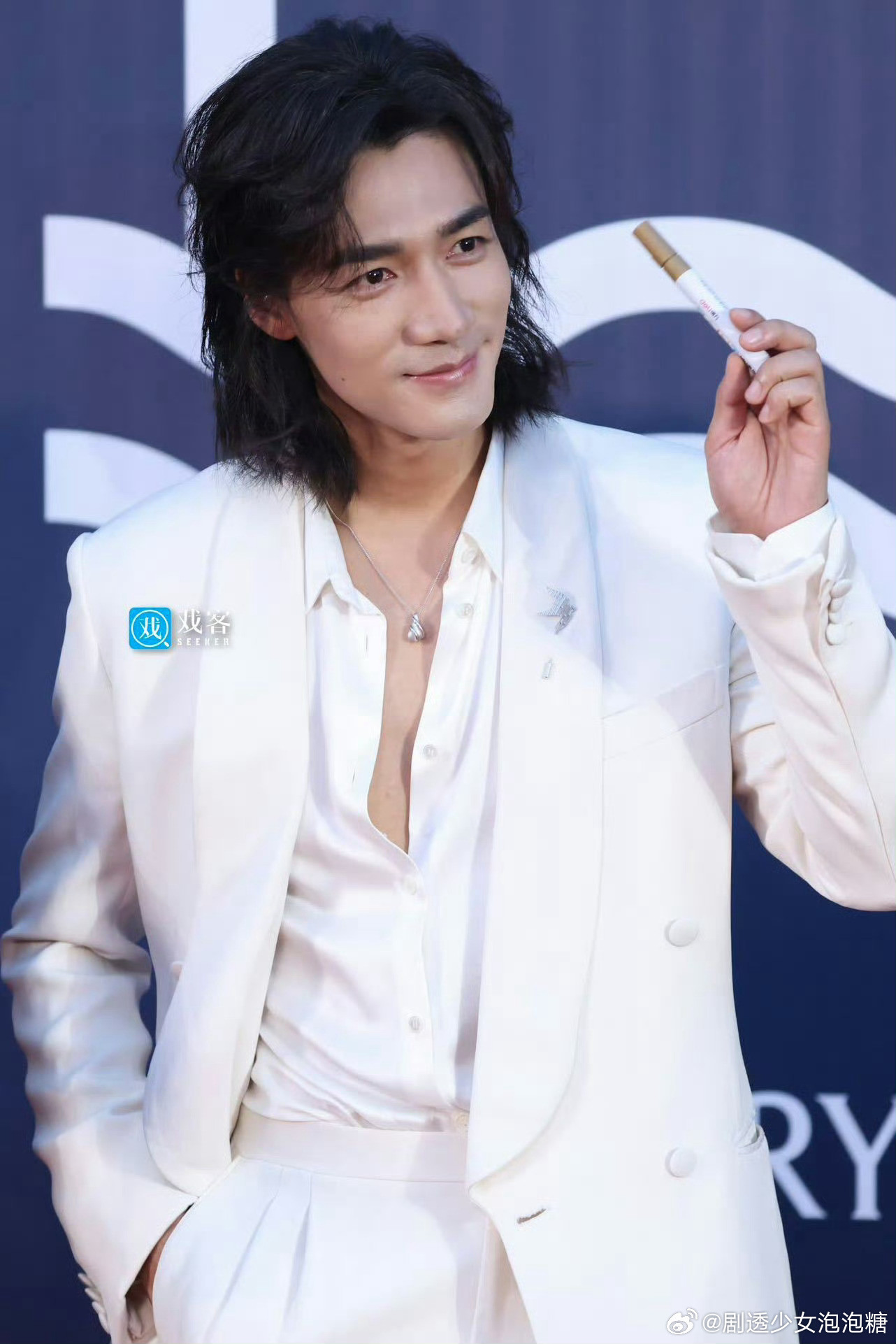 此沙白马王子白色丝质西服太绝了！此沙帅得耀眼，长发与俊脸适配度拉满，妥妥的海边