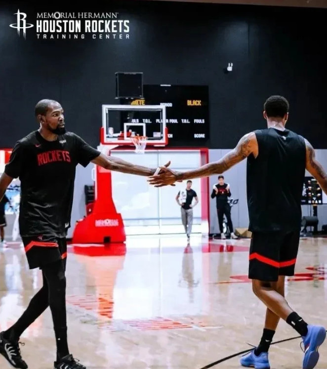 杜兰特和小贾组成的锋线搭档，很多球迷感觉在整个NBA都算得上独特。两个人都能
