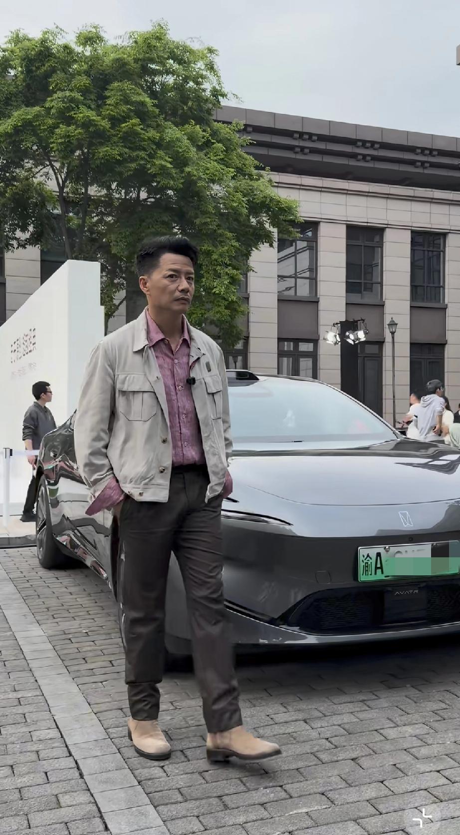 段奕宏代言阿维塔12，终于帅气了一回，不邋遢也不油腻了，站在车前面有点紧张，甚至