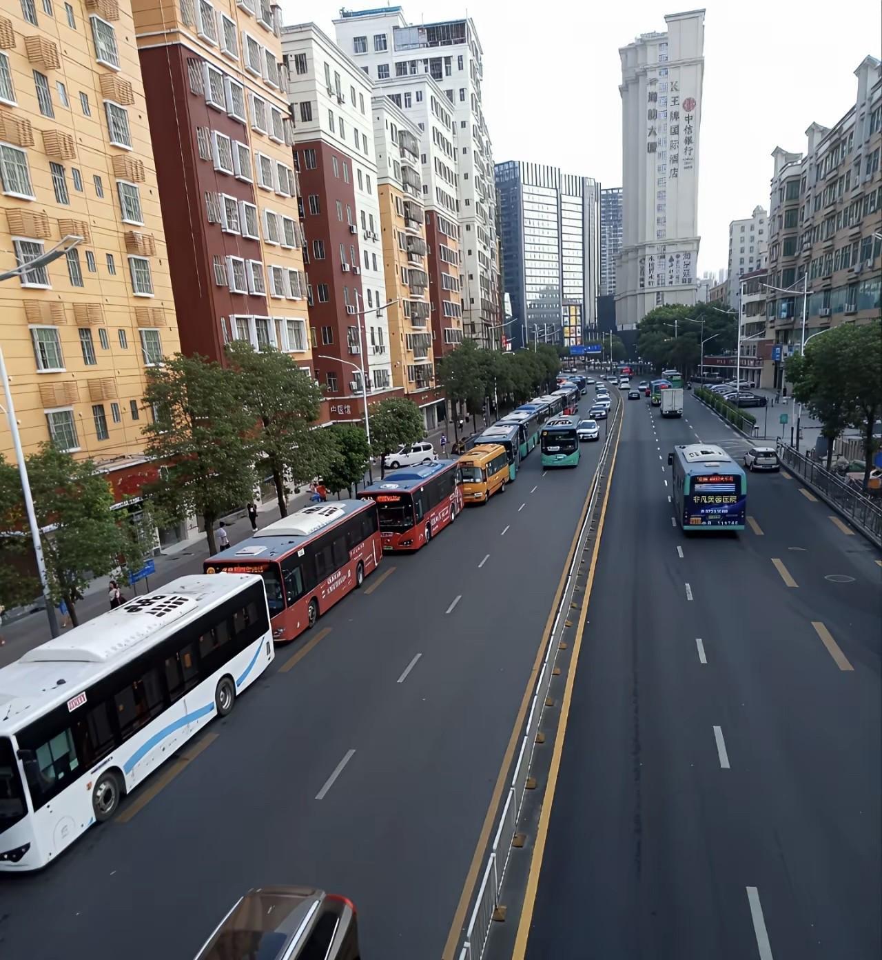 深圳的朋友们，你觉得哪个幸福感更强？图一是2019年，图二是2025年，这两个