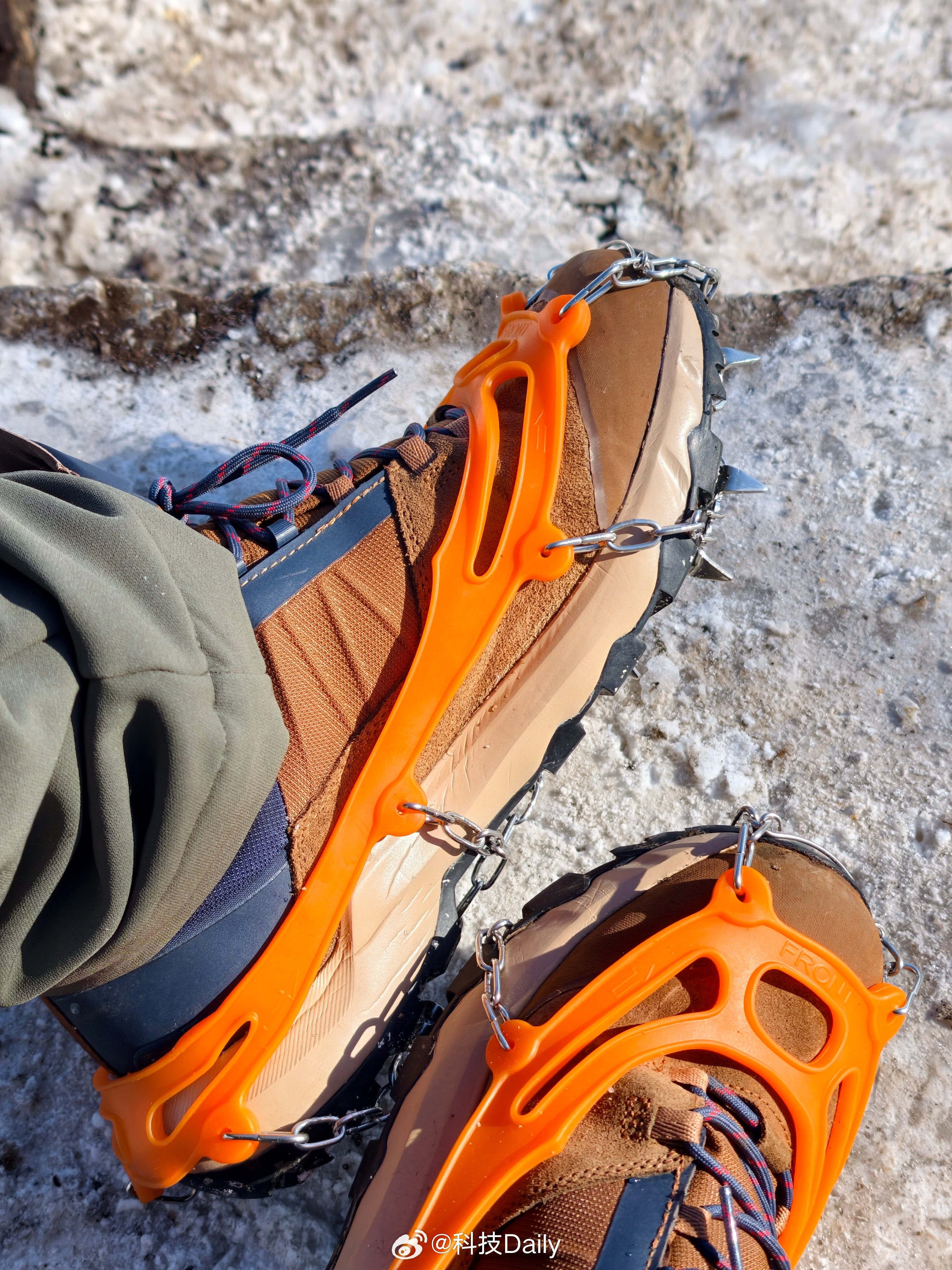 爬山一定要做好攻略，昨天能爬东灵山顺利登顶主要是靠冰爪，很多人爬带冰的台阶，跌倒