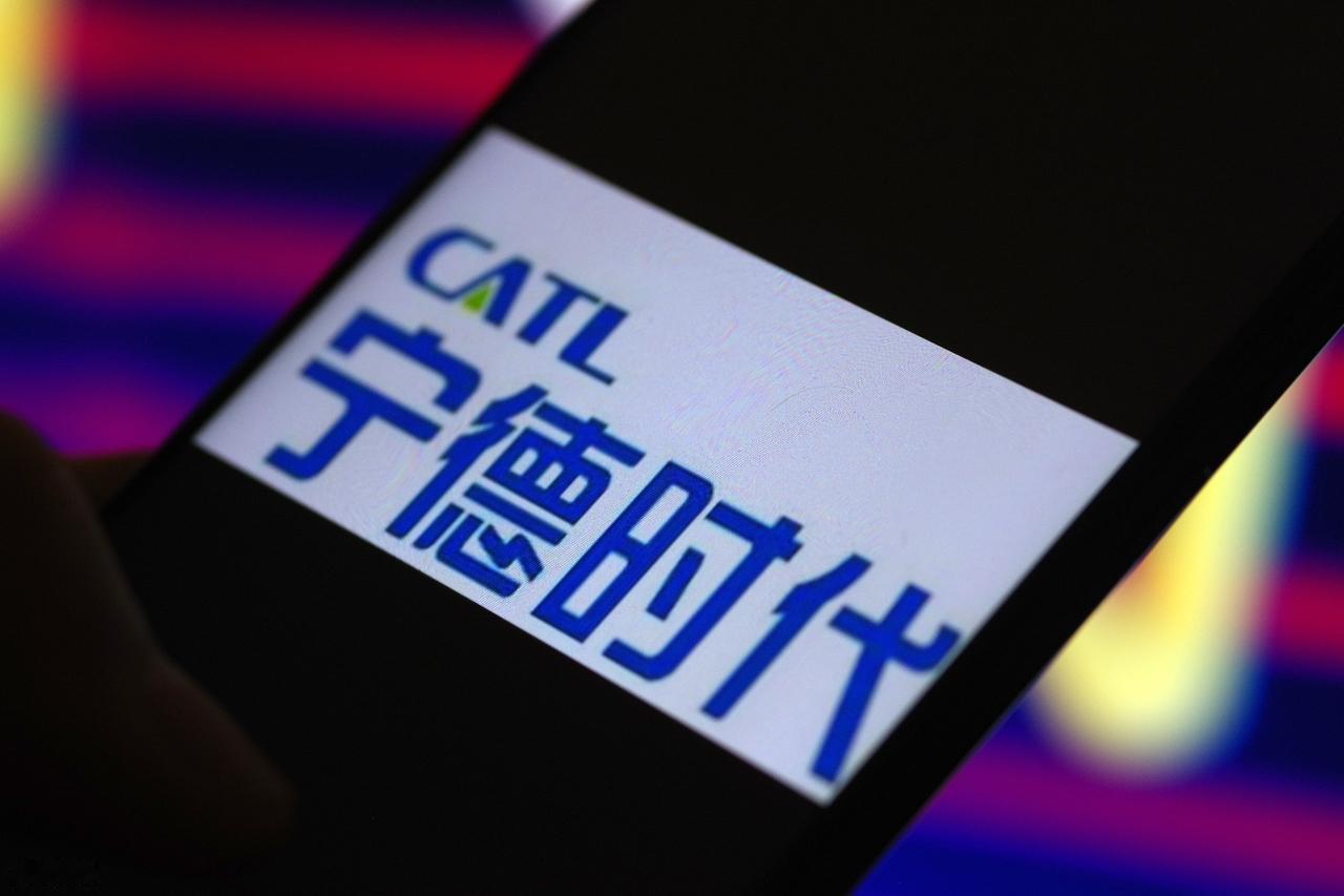 有一件事，欧洲人越来越坐不住了。中国电动车不是偷偷摸进来的，是大摇大摆、带着价