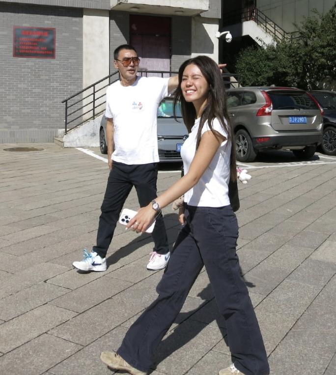钟镇涛和老婆范姜一起送女儿到北京电影学院报到，21岁的钟懿读的是导演系研究生，现