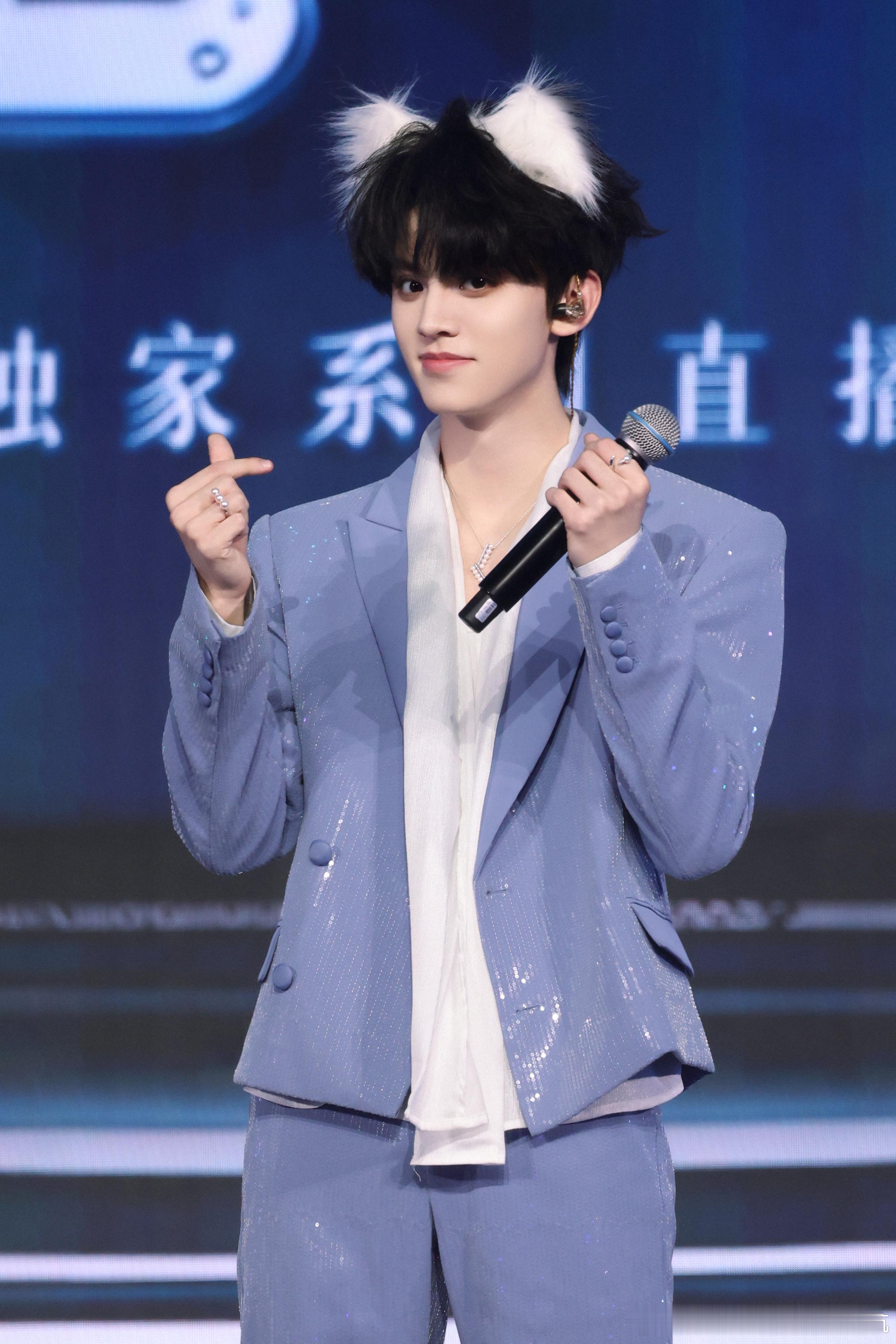 左航让爸妈把厚米接走了左航因为后续工作比较忙碌，担心自己没有时间照顾小猫，于