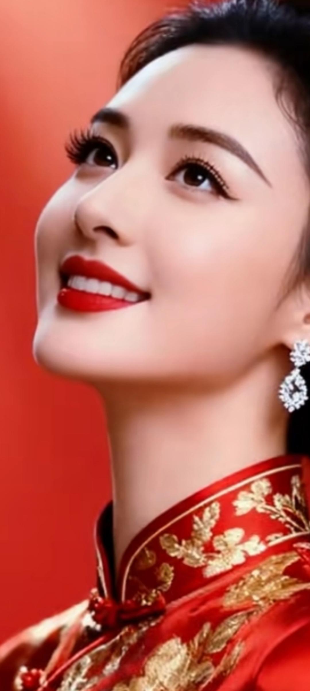 优雅红衣美人，笑靥如花，尽显东方韵味。