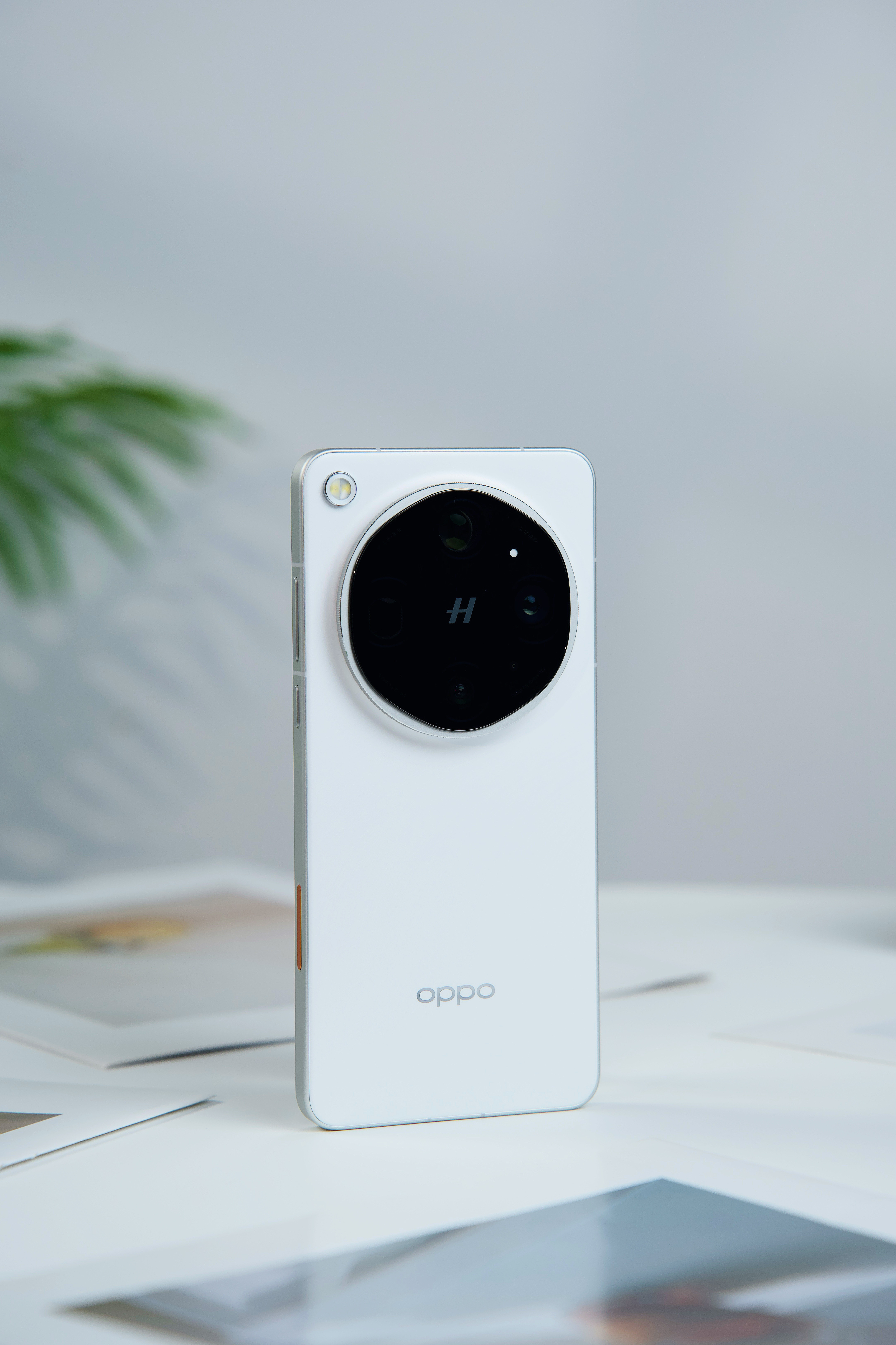 OPPOFindX9Ultra「极地冰川」，灵感源自地球尽头的冰川，背板像