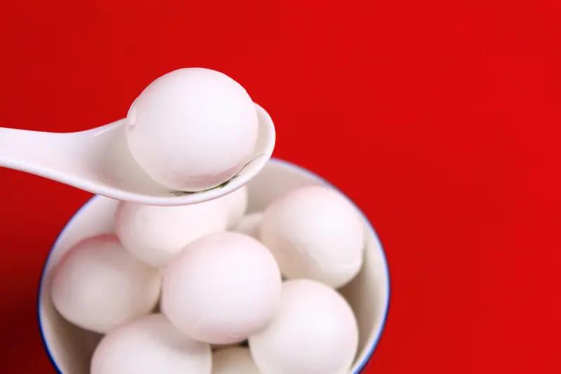 元宵节吃汤圆，那吃法可不少。最常见的就是水煮，水开后下汤圆，煮到浮起再煮几分钟，