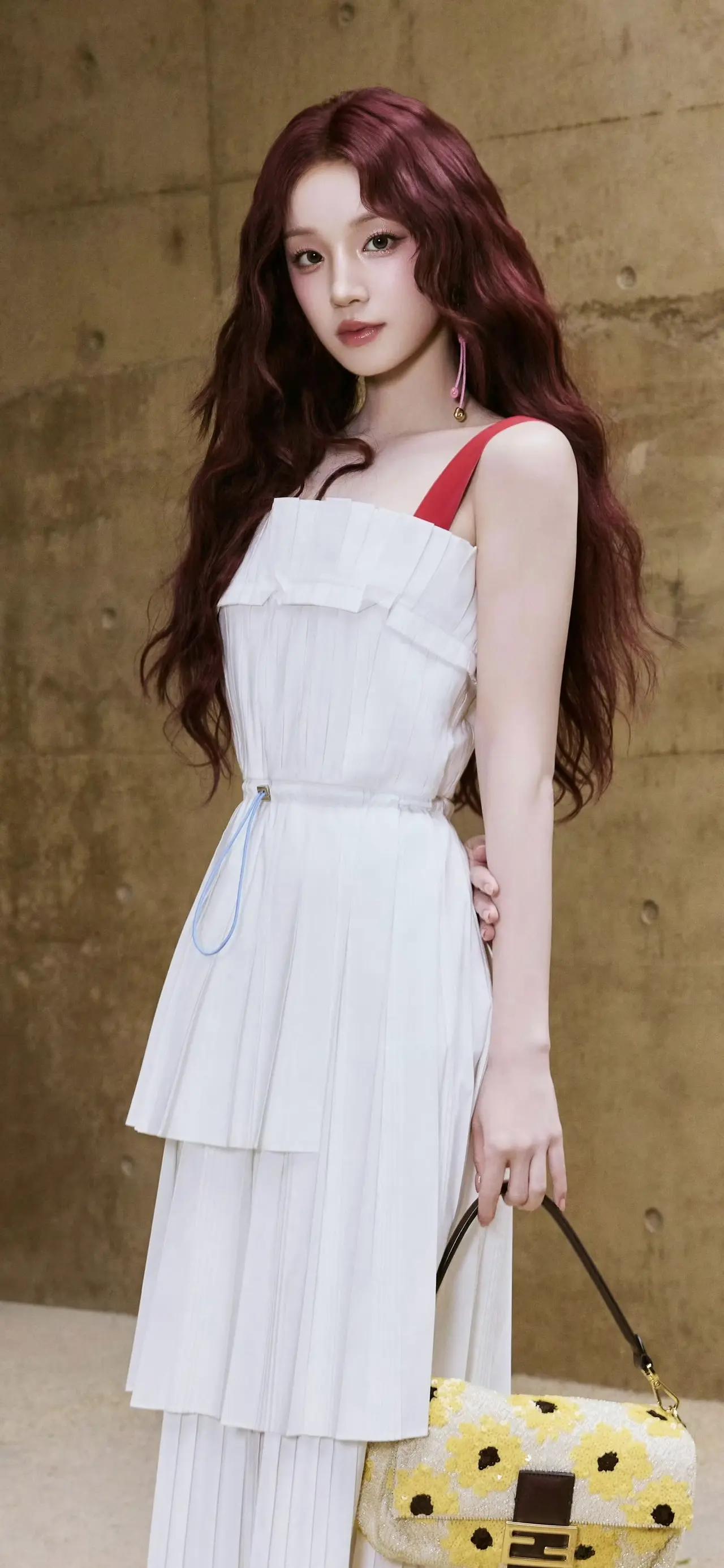 酒红卷发裹挟热烈元气，白裙褶皱漾开清透温柔。宋雨琦以鲜活灵动之姿入镜，甜飒碰撞间