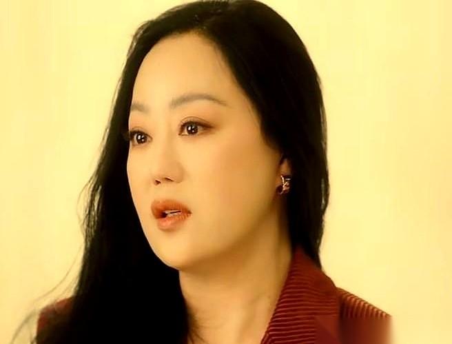 网上那段“秃顶富婆”的视频，估计你刷到过。镜头怼着一个女人的后脑勺，商场明晃晃