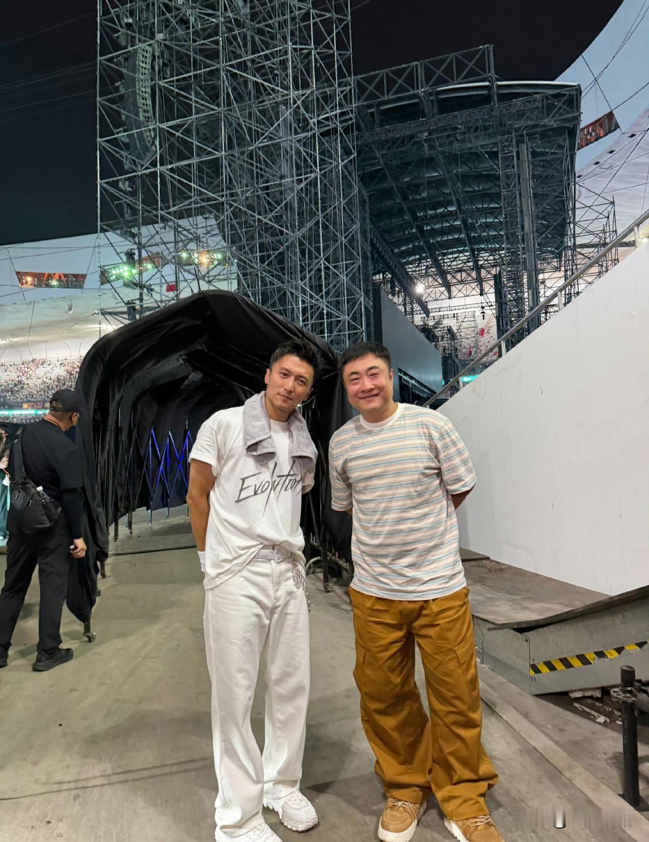 5月31日，乔杉晒出了一张与谢霆锋的合影，以及一段看谢霆锋演唱会的视频。乔杉是