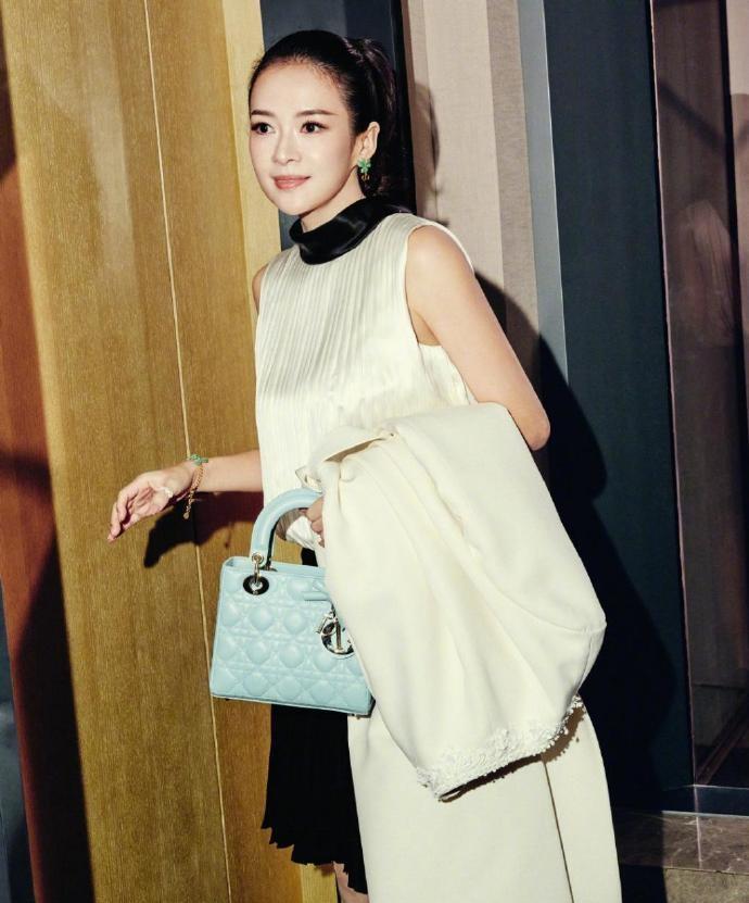 今天章子怡在三里屯出席时尚活动，她这回搭配的非常年轻，看起来像个迷人的美少女。