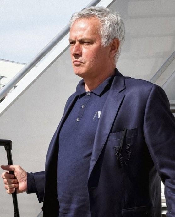 他从“特别的人”变成了“孤独的人”。在昨天本菲卡对阵皇家马德里的欧冠次回合比