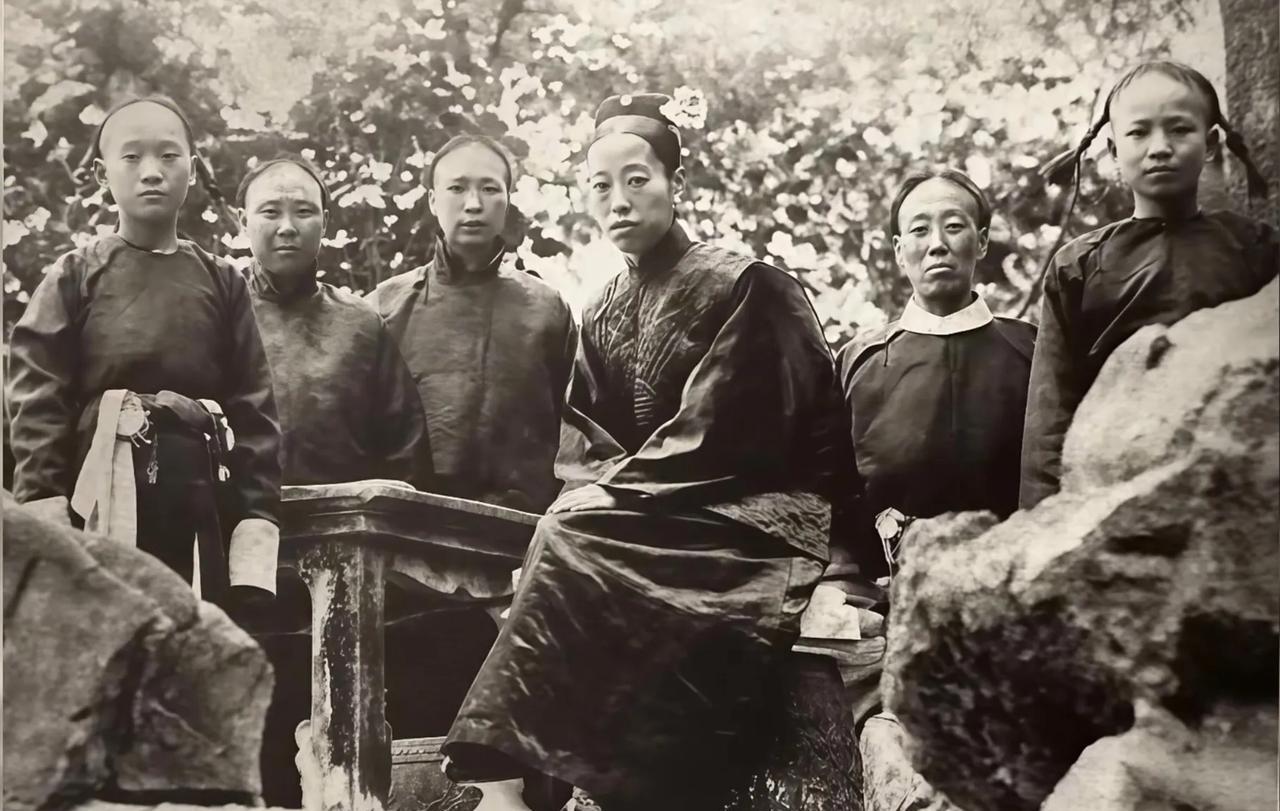 1911年春，建福宫花园里，隆裕太后在太监簇拥下赏花。爱美之心驱使下，她摘花插