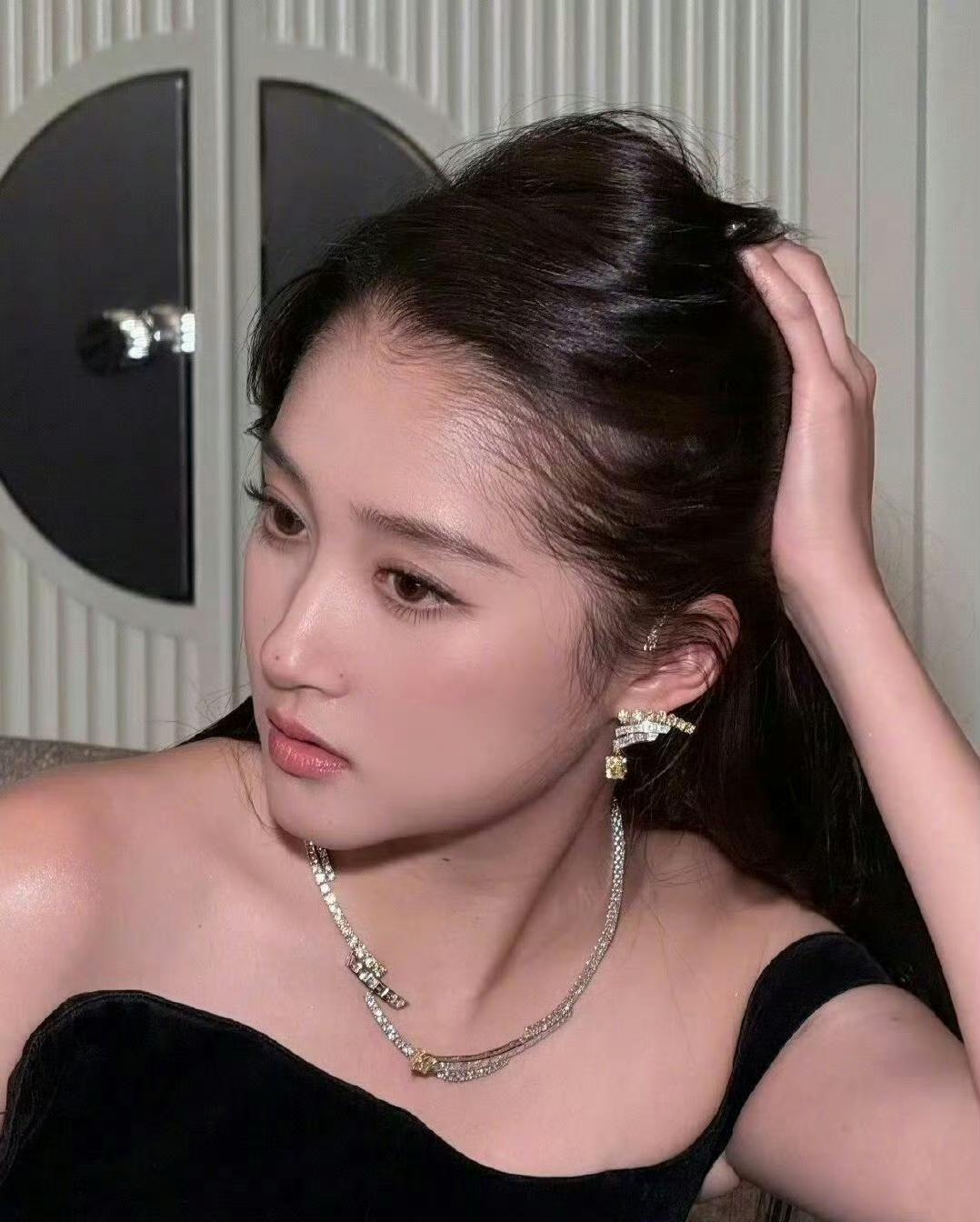 关晓彤美黑之后，仿佛被时光雕琢出别样的韵味，身上那种高级感如诗般晕染开来，愈发迷