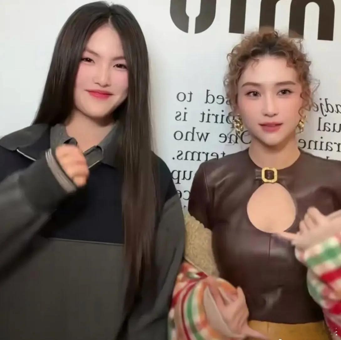 何超莲比王诗龄大20岁，一点儿也看不出来。16岁的王诗龄打扮的真成熟。