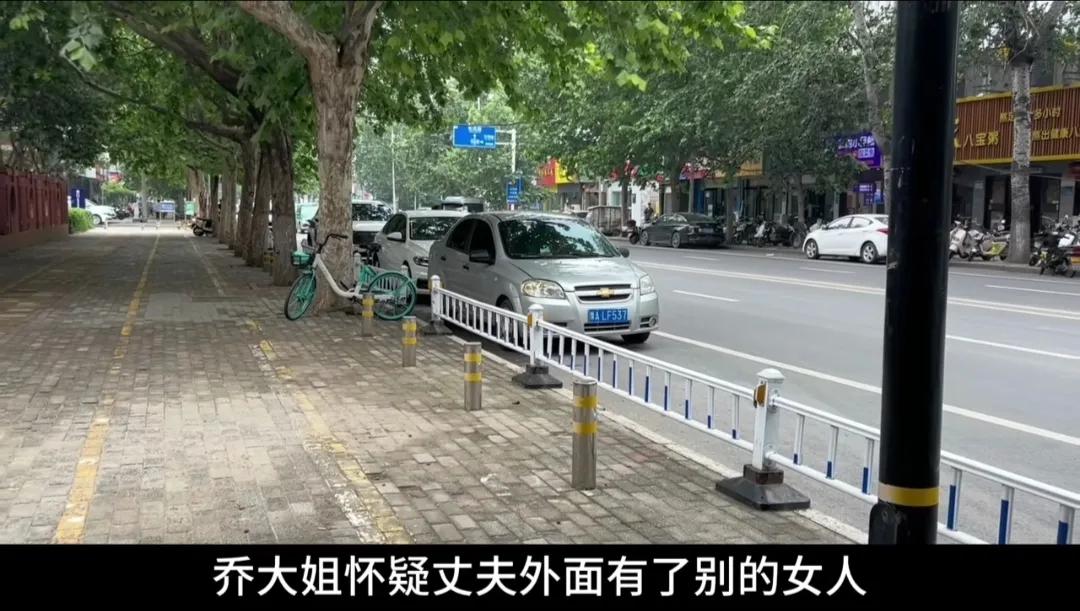 浙江，45岁乔大姐称，她怀疑丈夫出轨，看到一名女子坐在丈夫电动车后座，随即上前