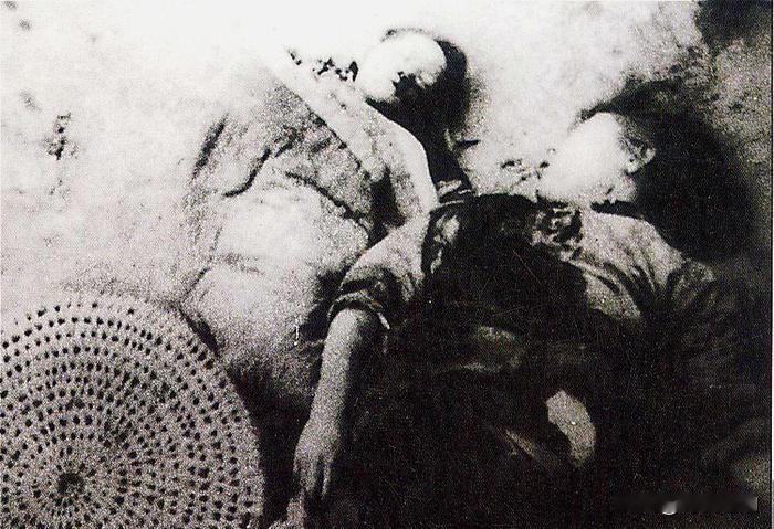 1939年，一女游击队员正在烧毁情报，突然几个禽兽般的日本鬼子冲进来，撕破她的衣