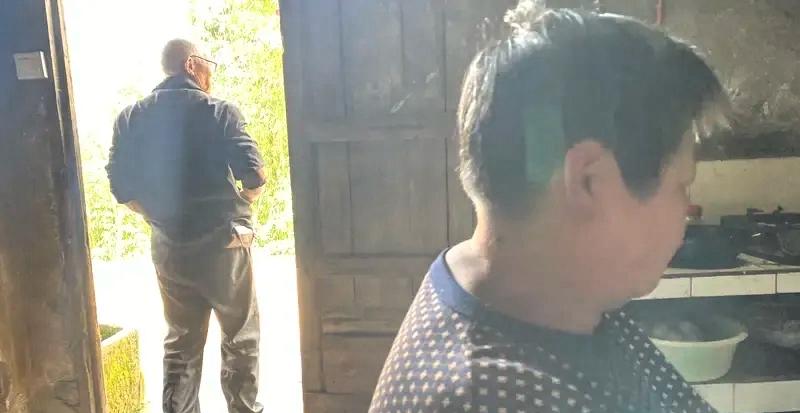 贵州42岁男子被妻子打了一巴掌后，10年不说话，不离婚，仍同床共枕这位42