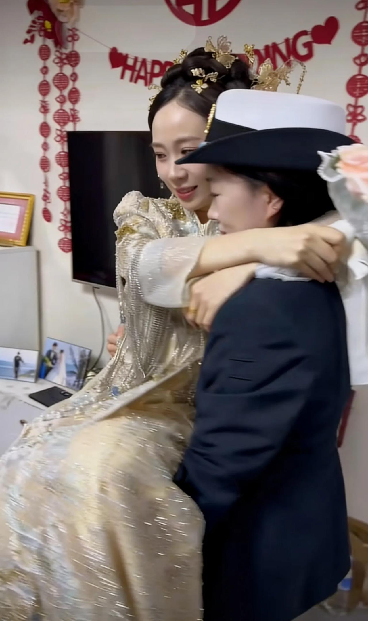 军装抱红妆！海军妹妹这一抱为何看哭全网？2026年1月31日，吉林省吉林市桦