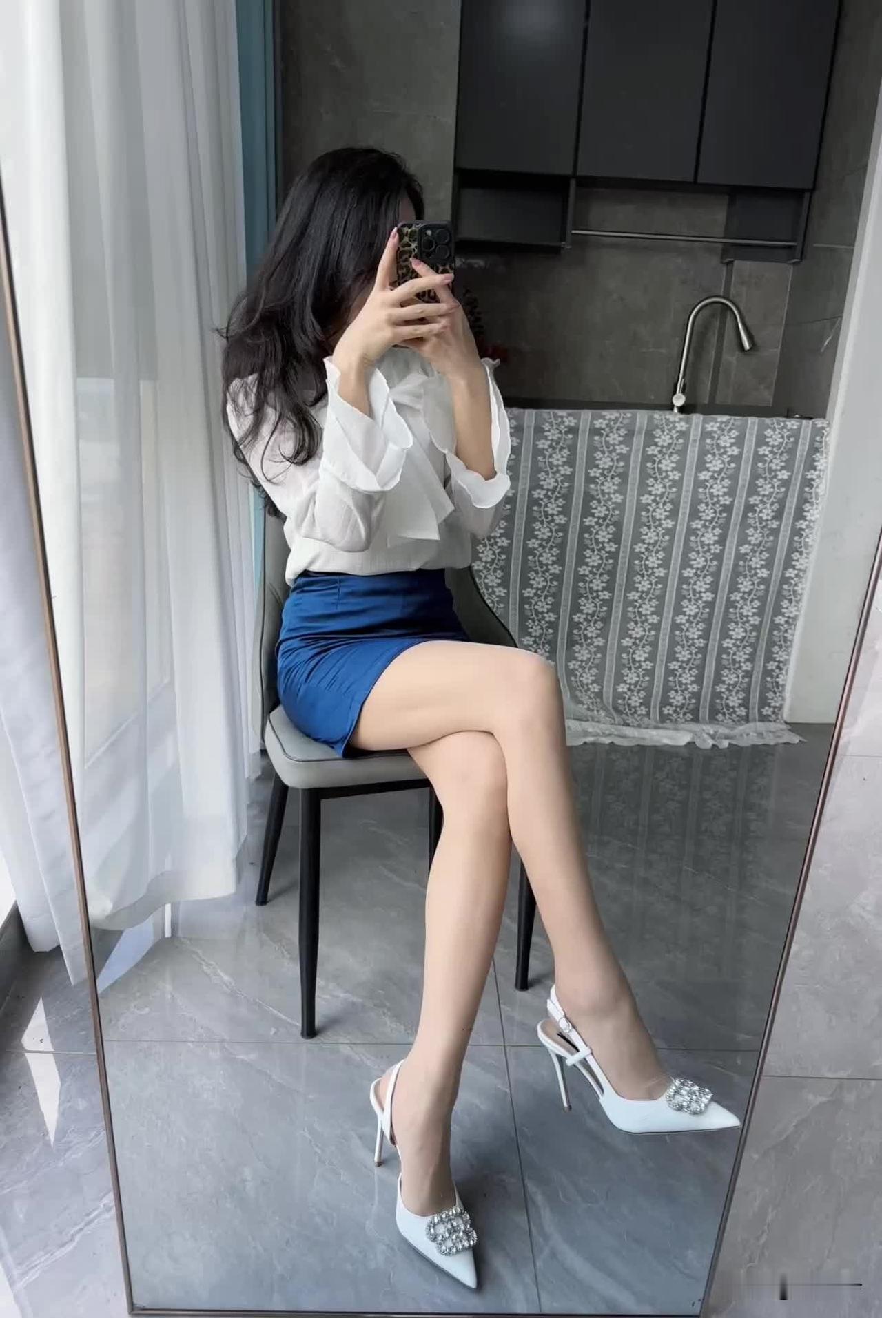 优雅白衬衫搭配蓝色短裙，高跟鞋显气质，完美都市女性穿搭！