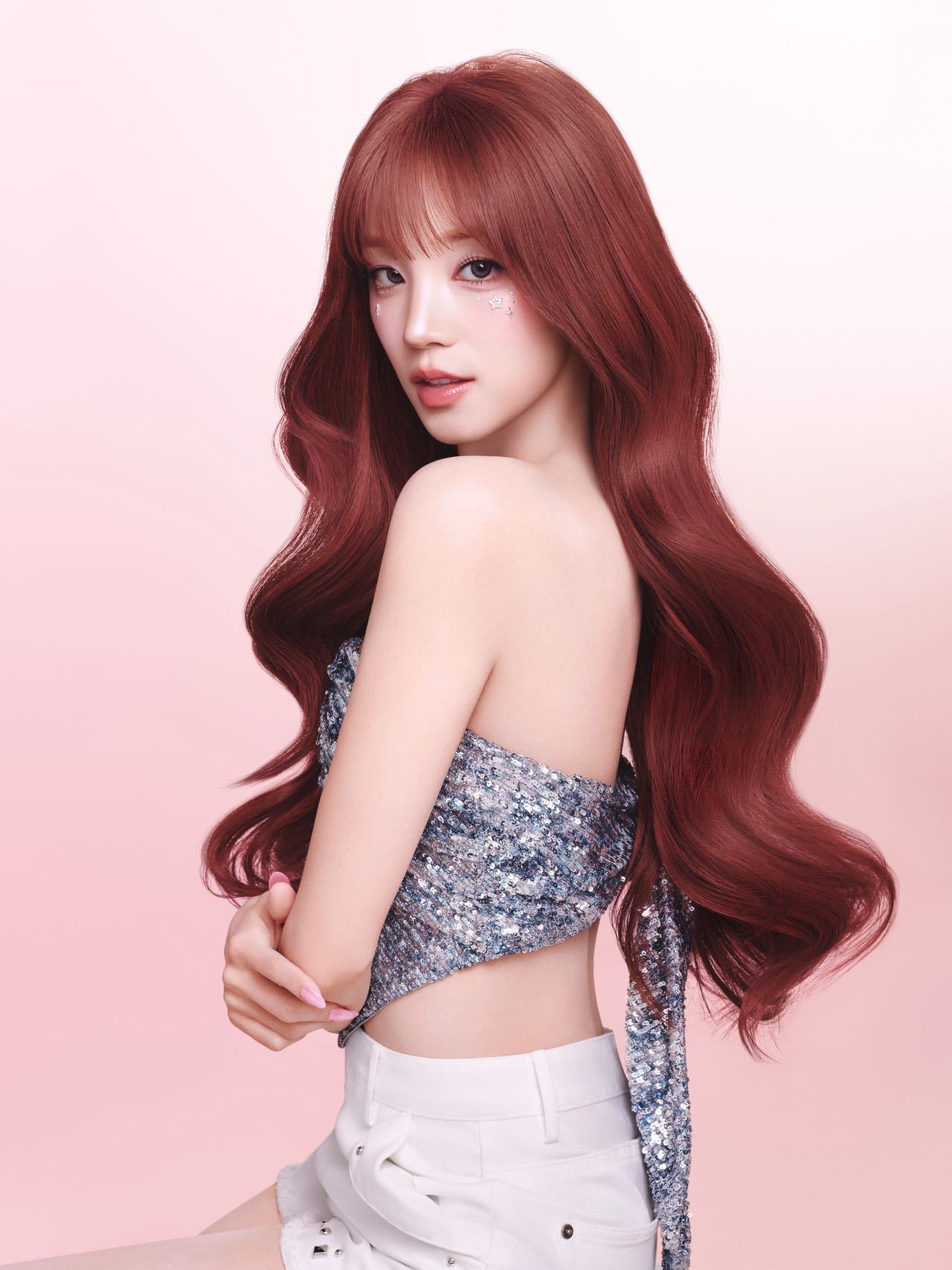 宋雨琦每根发丝都在发光宋雨琦新商务今日正式官宣，舞台上自带高光，柔顺飘逸的发丝