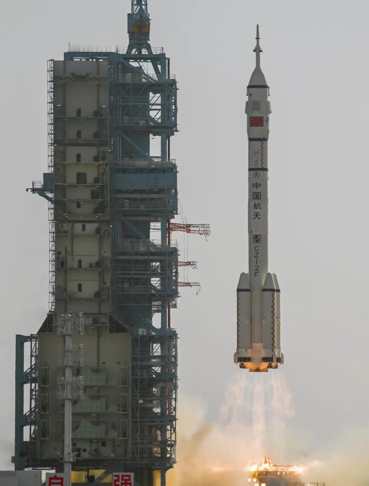 家人们谁懂啊！喝茶刷到神舟22号的评论，我直接笑的喷老婆一脸！[笑着哭]