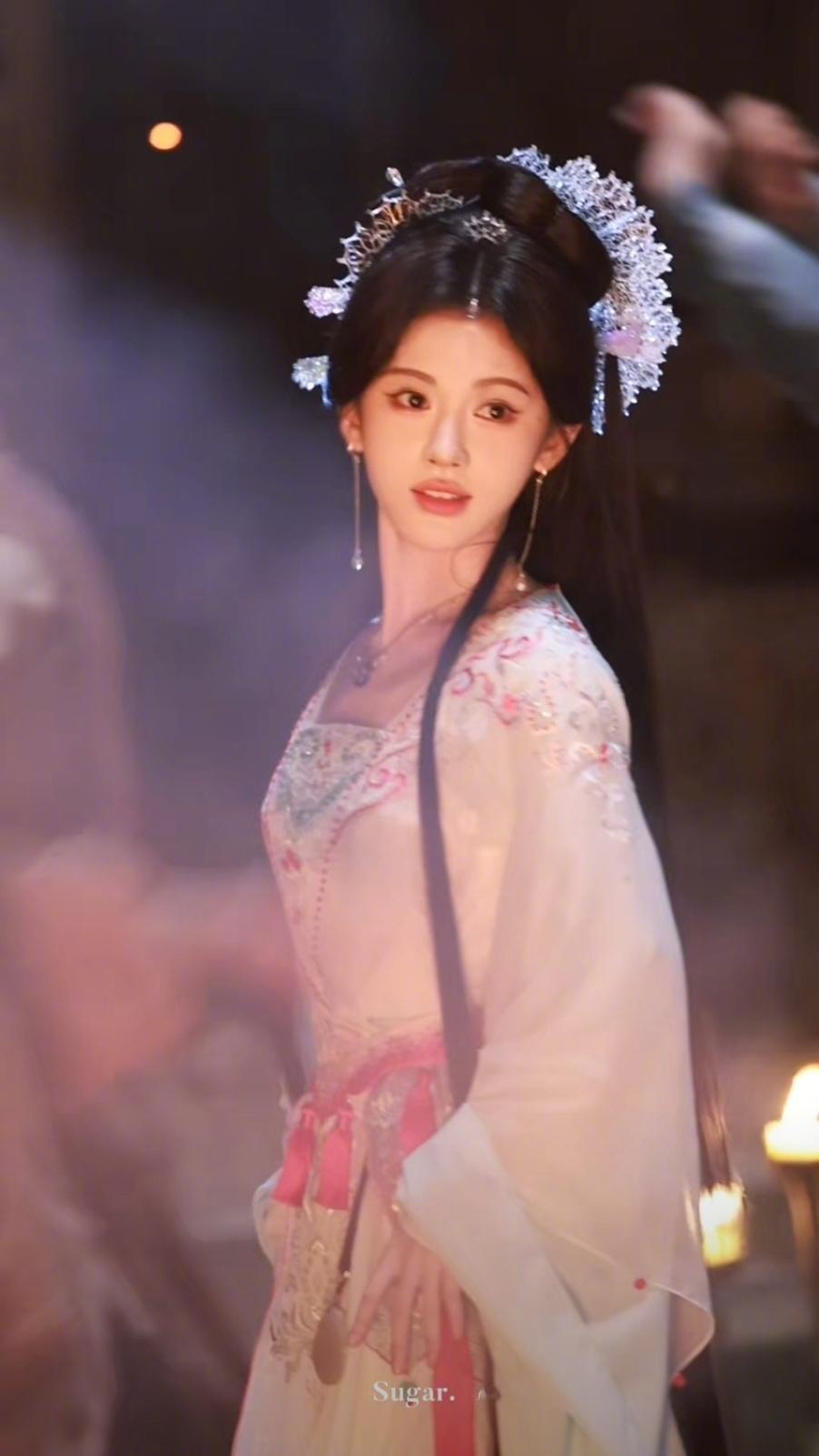 《来战》目前看过的造型里，偏爱这三套👇鞠婧祎阿黛造型​​​