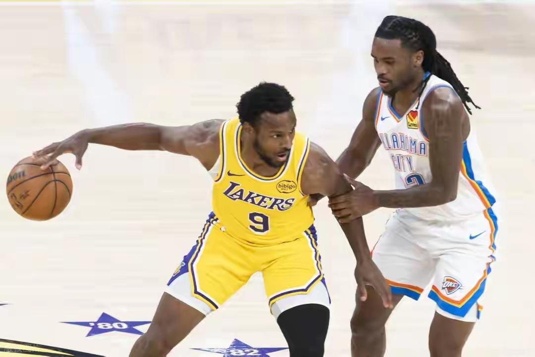 湖人的替补席真的没眼看，实力太差了，没了“三巨头”，连个得分点都没有……！湖