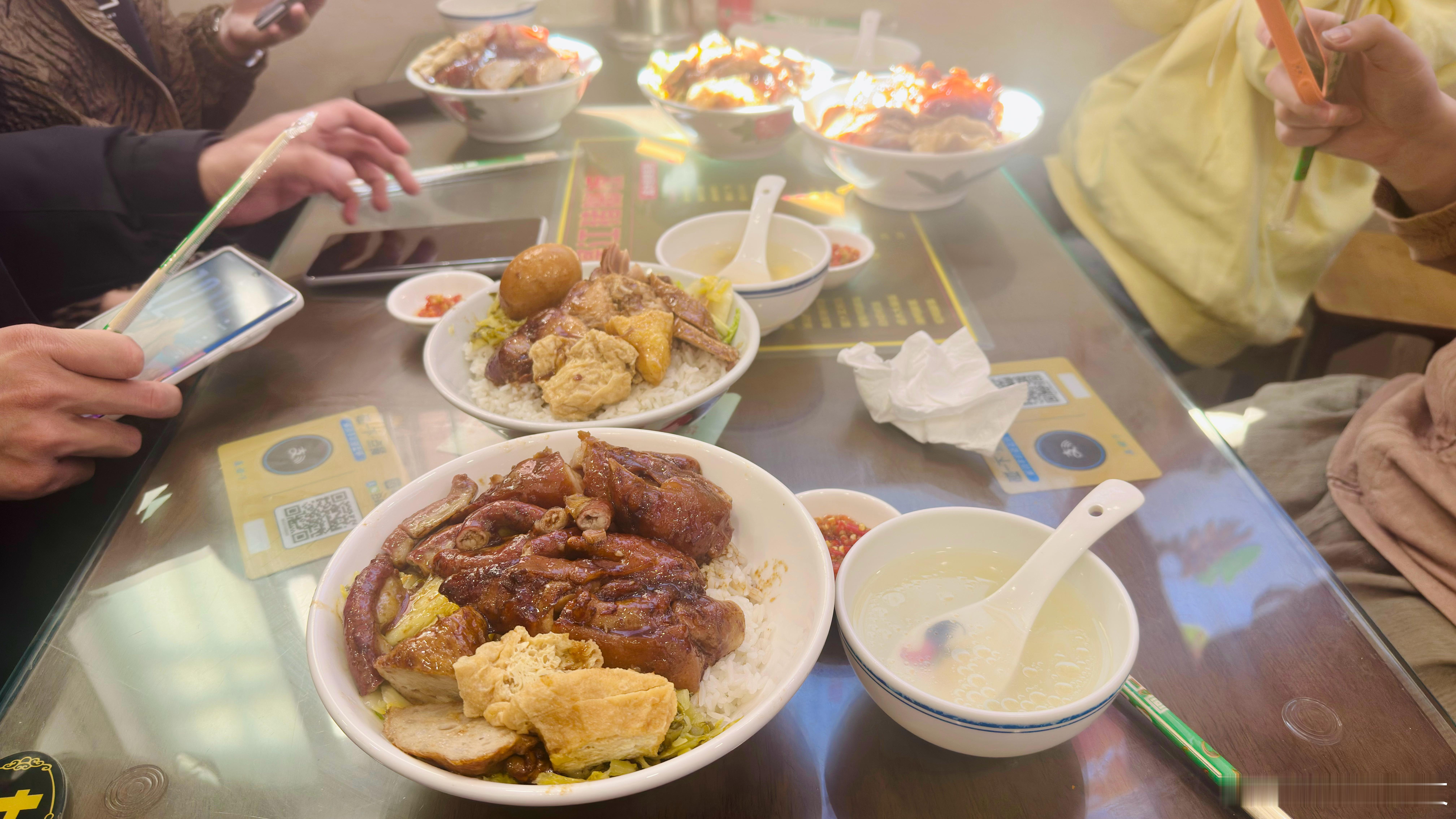 今天吃碗猪脚饭感受一下男人的浪漫