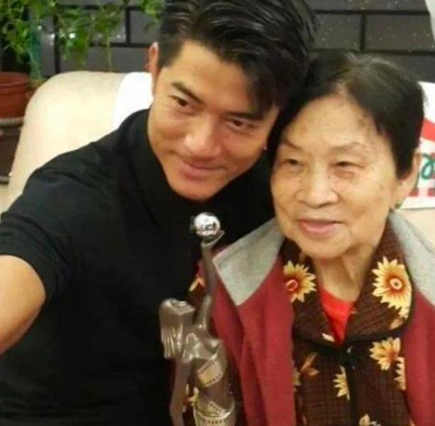 郭富城很孝顺妈妈，郭妈妈活了九十多岁快一百岁！郭富城的妈妈生了五个孩子，郭富城最