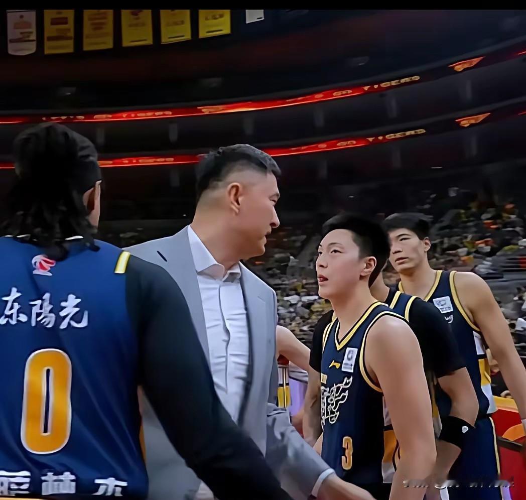 杜锋改变这三点要素，广东冲击总决赛概率大增:1.改变临场指挥心态。2.改