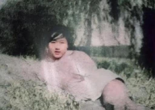 1938年，一名18岁女兵看见连长中弹倒地，连忙冲上前去，举起一块石头重重朝日军