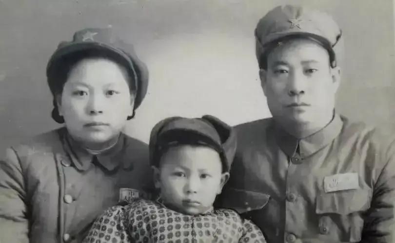 两对翁婿开国将军第一对：姜齐贤（少将）↔贺炳炎（上将）姜齐贤（岳