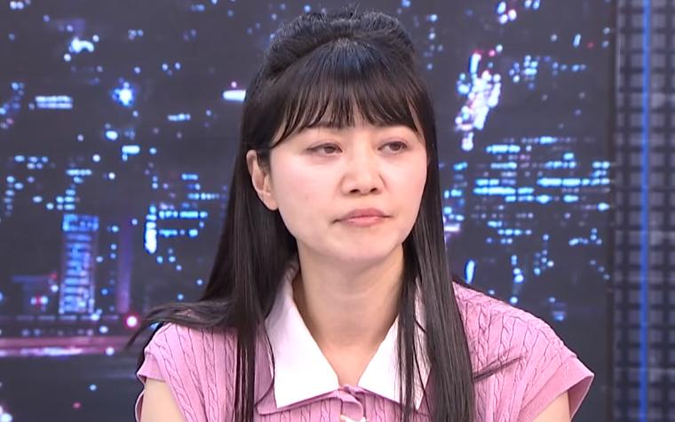 昨天，民进党前“立委”高嘉瑜登记时，一开始忘记带民进党内统一的米色西装外套，国民