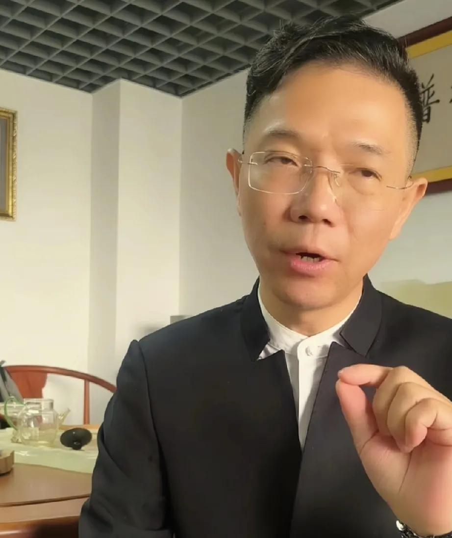 洋钉要喝茶了，茶水已给他准备好了。很多主播都在分析说，那个洋钉的大好前程就毁