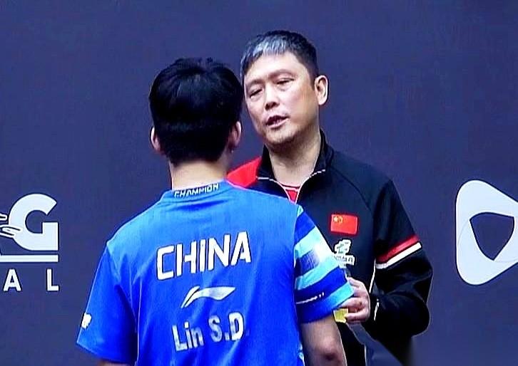 林诗栋这场球，差点以为要悬了。第二局6-11，他输了。低着头走到场边，一把抓起