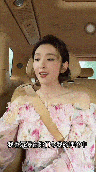 唐艺昕夸完自己就翻车经典反差画面来袭，唐艺昕从容夸赞自己，下一秒手机哐当一声翻倒