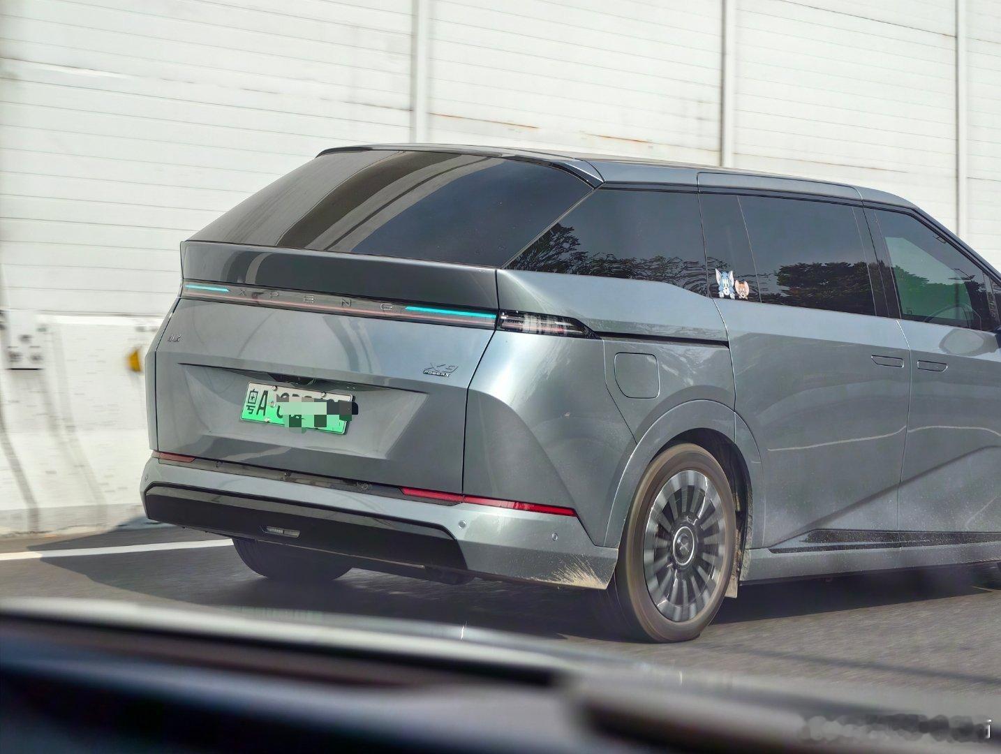 昨天送走腾势N9之后，又开小鹏X9，居然在路上偶遇到两台同样开着小蓝灯的同