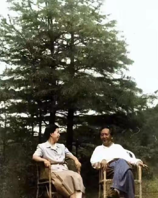 故照凝光藏柔肠，伟人温情韵自长。庭前闲树摇清影，竹椅双依笑语扬。除却尘间华光
