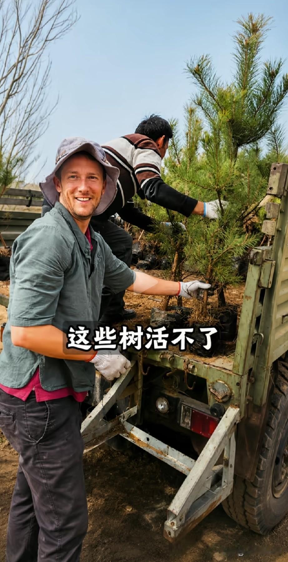 殷玉珍是内蒙古毛乌素沙地的一位普通农妇。1985年嫁到了沙漠的深处，婚房是半截埋