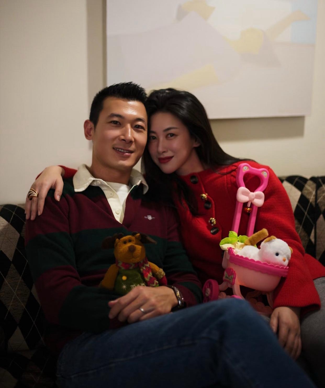 41岁朱珠和老公女儿在北京家中庆祝圣诞节，一家人穿红色衣服，看起来喜气洋洋！她的