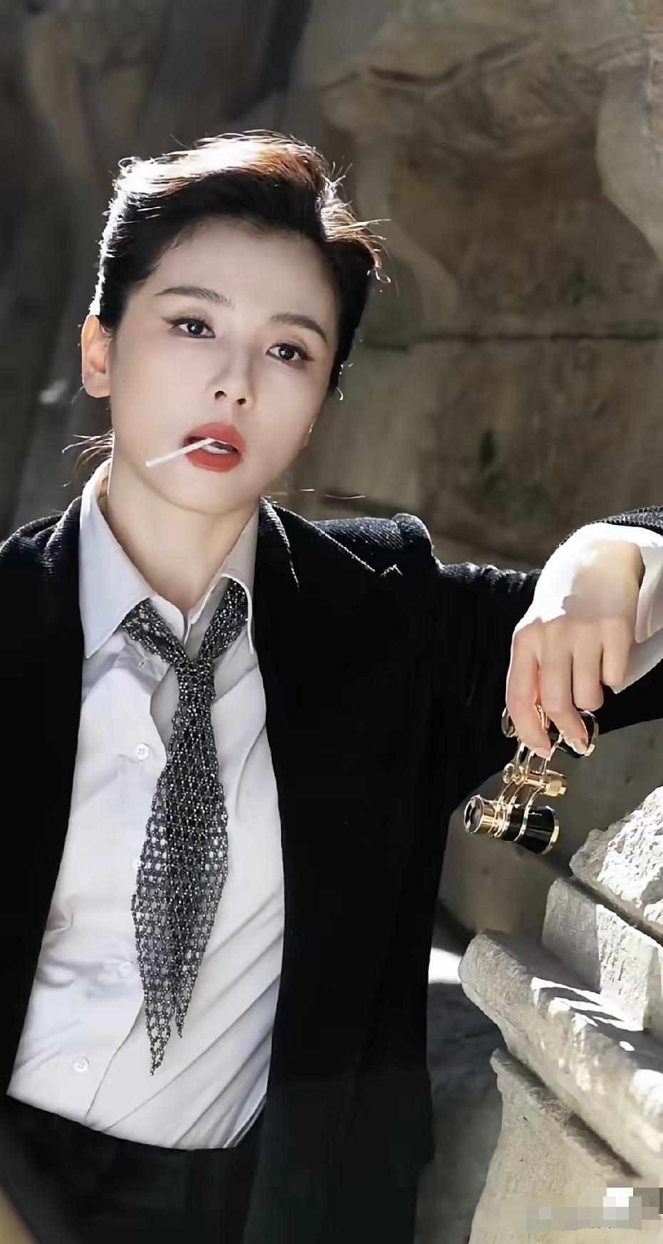 还是喜欢涛姐，美美哒！飒飒的！看看人家那个状态妥妥的大姐大啊！那副拽拽的样子，哪