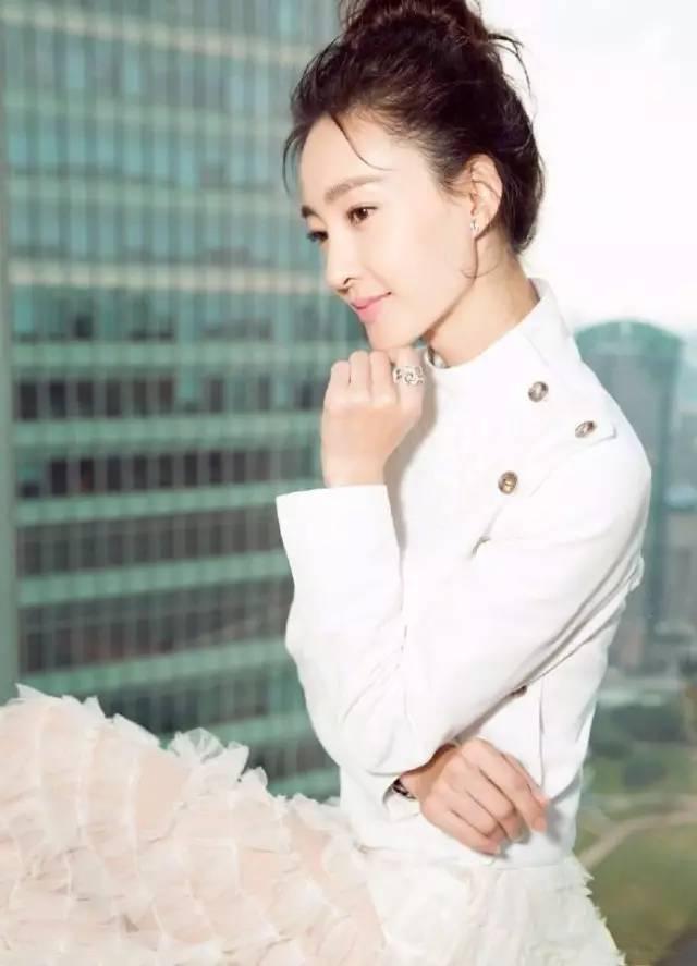 进行死缠烂打的追爱模式啦! 王丽坤饰演的绫清竹一身白衣, 一柄清剑思路客,一代佳人,一容倾城。 王丽坤对这个角色可谓力求完美 每一个高难度动作都自己完成, 为了更好的为剧中的打戏做准备, 就连休息时间也j经常进行反重力瑜伽 因为淋雨戏感冒发烧, 也依旧能够自我调侃, 吟一首诗让自己苦中作乐。 拍戏间隙也会放飞一下自我, 活捉到一只呆萌有情绪的王二丫! 一言不和自黑起来也是没谁了! 讲真这样的王丽坤真实不做作, 就像她的素颜一样美到让人喜欢! 还记得前段时间《王牌对王牌》 王丽