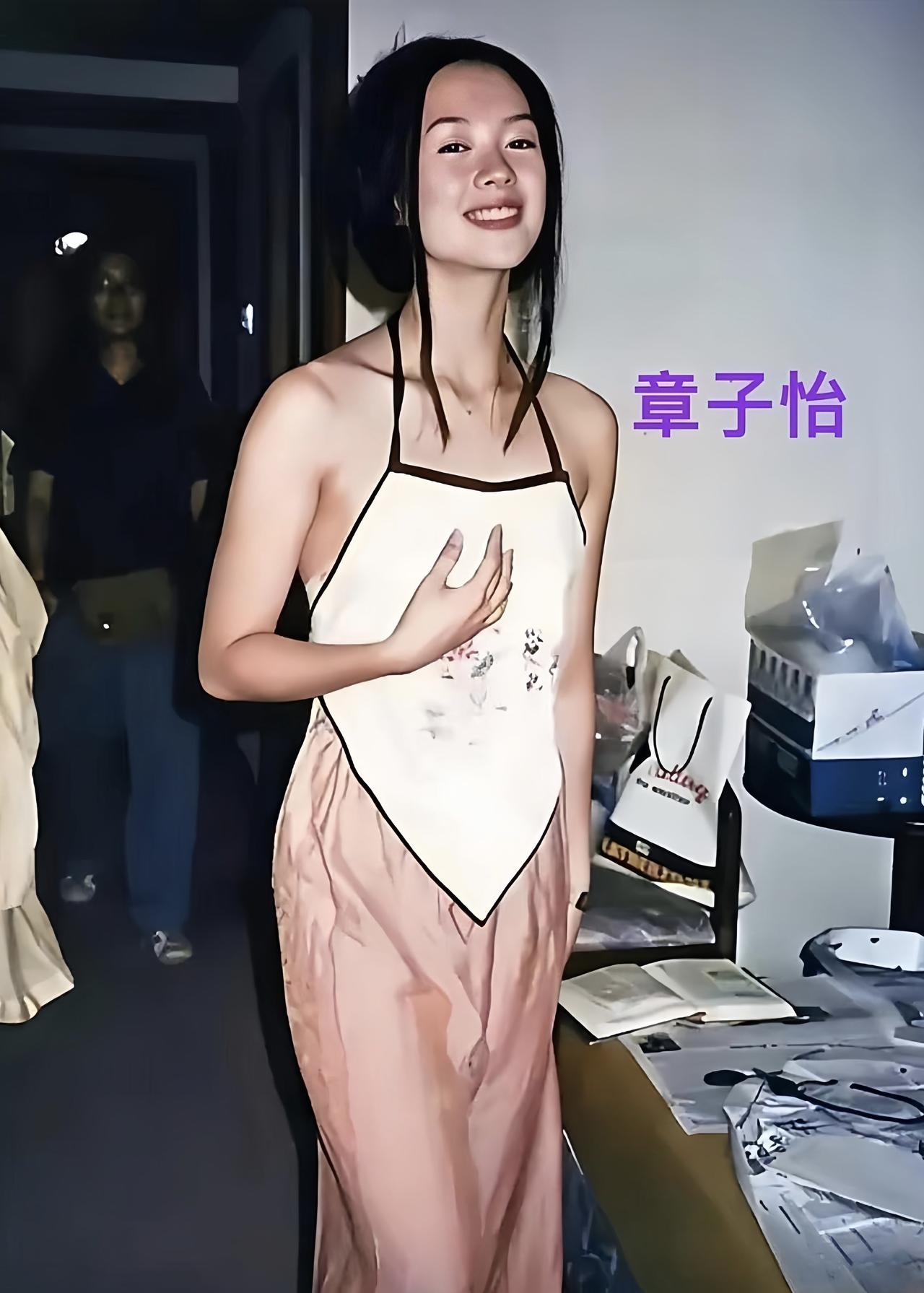 回望章子怡的星途，少年时的她恰似一柄锋利的双刃剑，灵气逼人，锋芒毕露。那时的