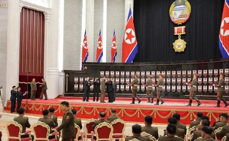 金正恩接见赴俄参战士兵称：你们巩固了朝鲜世界最强军队的地位。根据朝鲜劳动新闻