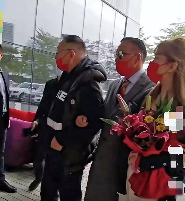 68岁的万梓良现状令人唏嘘。万梓良这人不错，比起其他明星来人品要强得多。他多种病