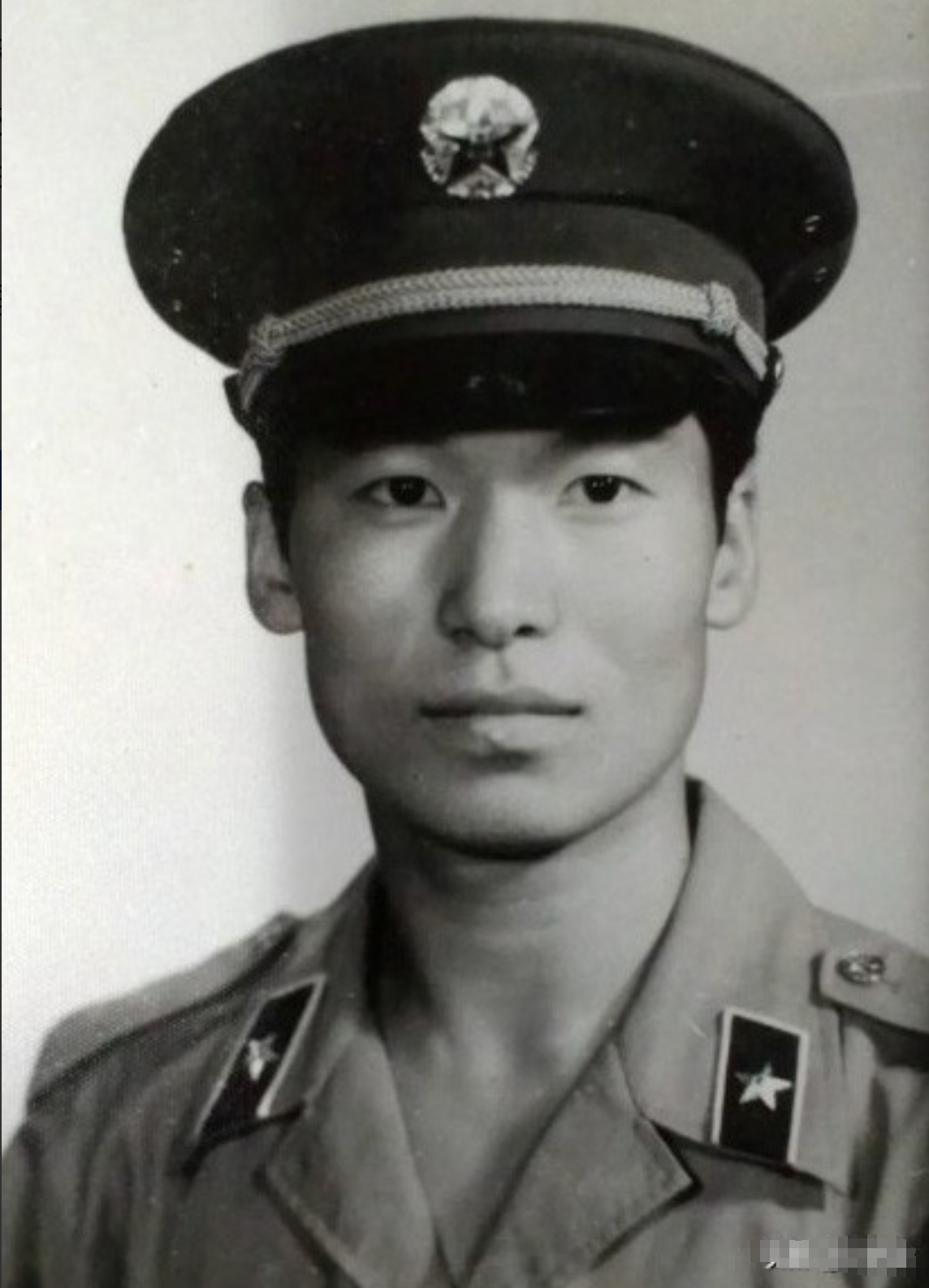 1987年，试飞员徐勇凌驾驶的歼6战机出了事故，他惊险跳伞后坠落在云南的深山老林