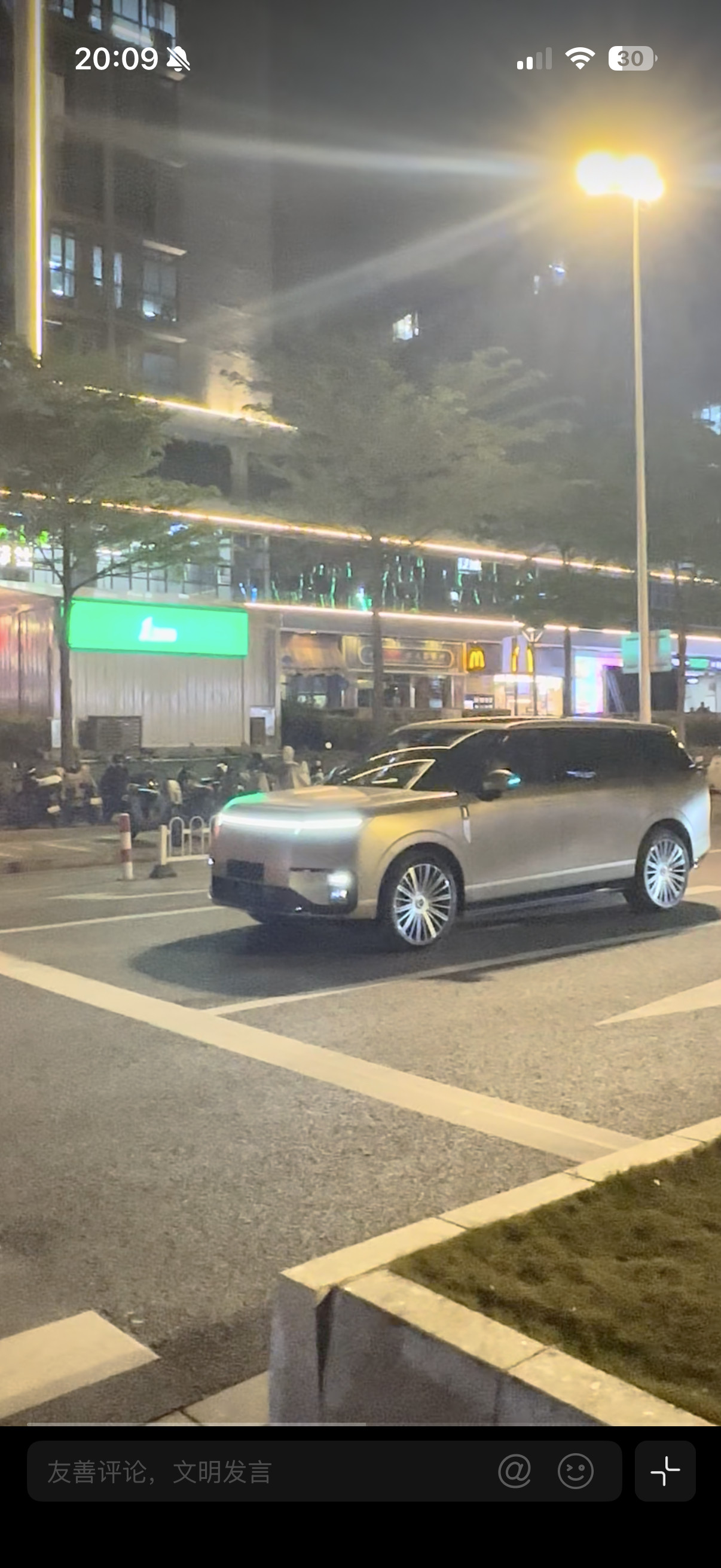 小鹏GX支持在地面投射出礼让行人的动态标识，这有点意思啊按照之前供应商发布的信