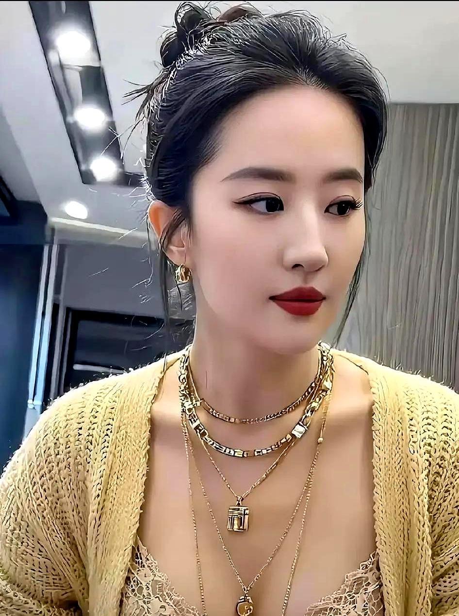 以前嫌黄金土的年轻人，现在抢古法金都得配货。前段时间刘亦菲机场素颜出镜，穿